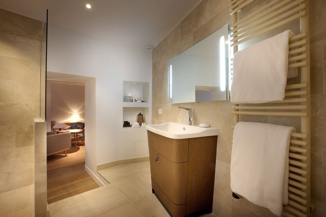 Petit Hotel Confidentiel 17/75