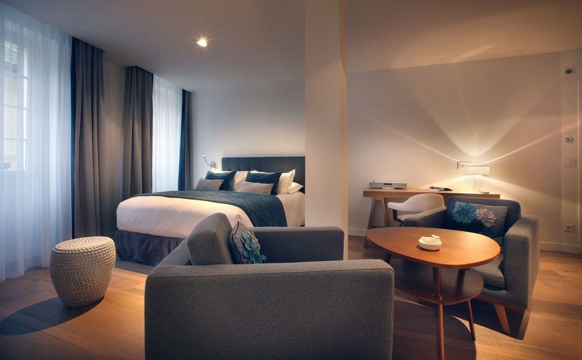 Petit Hotel Confidentiel 49/75