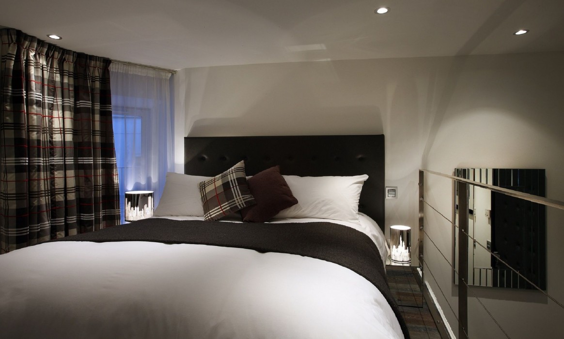 Petit Hotel Confidentiel 10/75