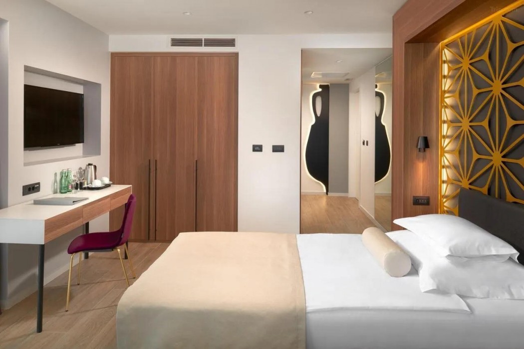 Amphora Hotel 23/80