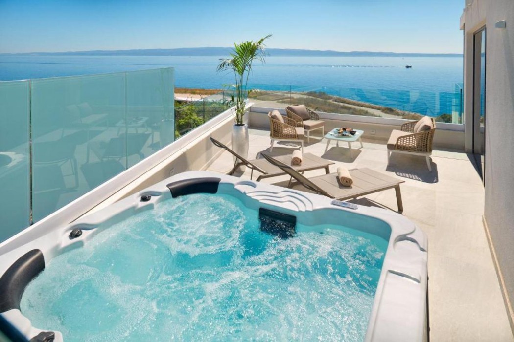 Amphora Hotel 36/80
