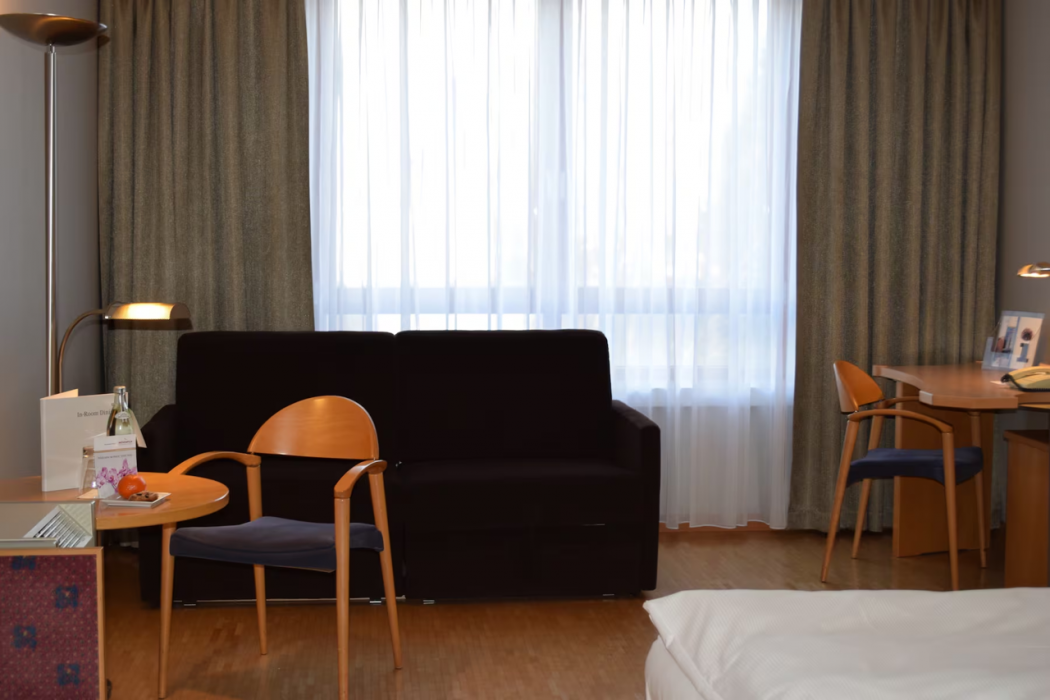 elaya frankfutrt oberursel, Trademark Collection 4/22