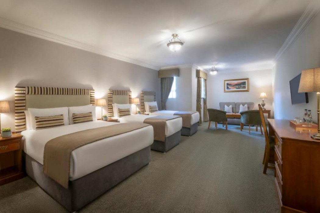 Bracken Court Hotel 12/60