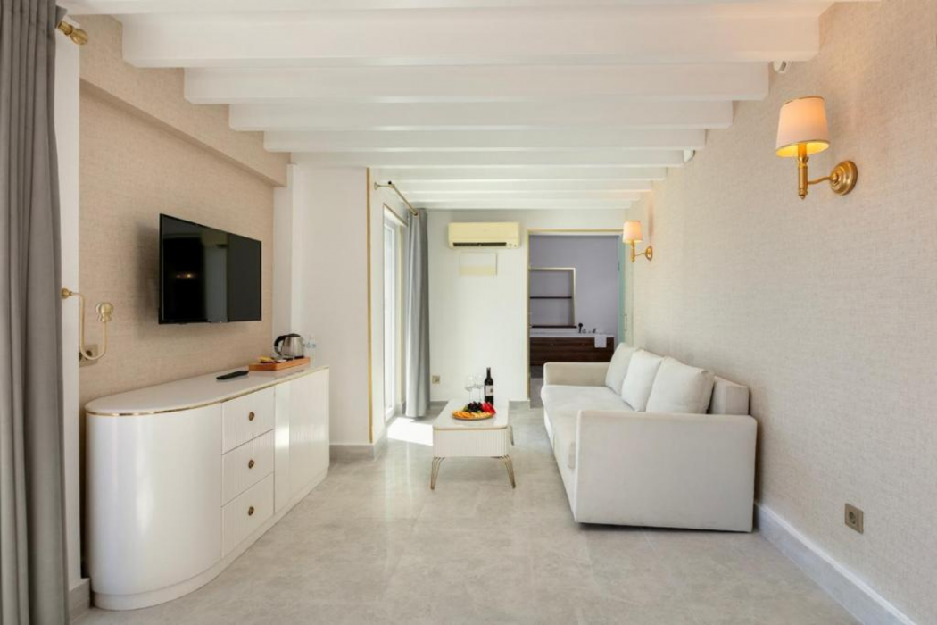 REO Hotel & Spa 9/69