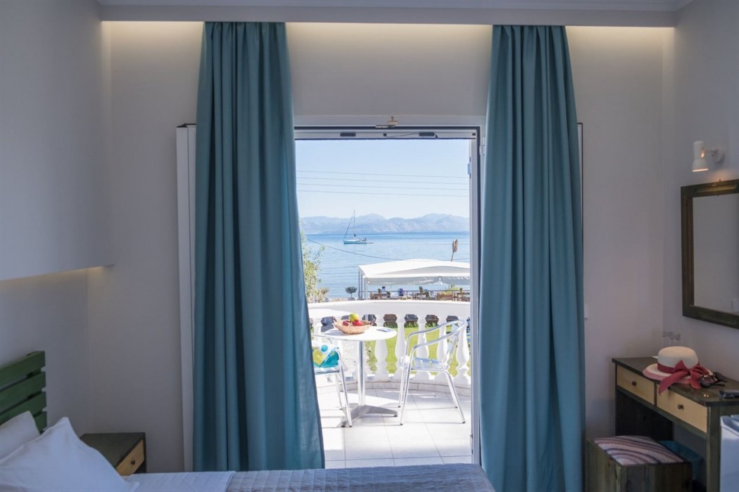 Christina Hotel Petriti 7/16