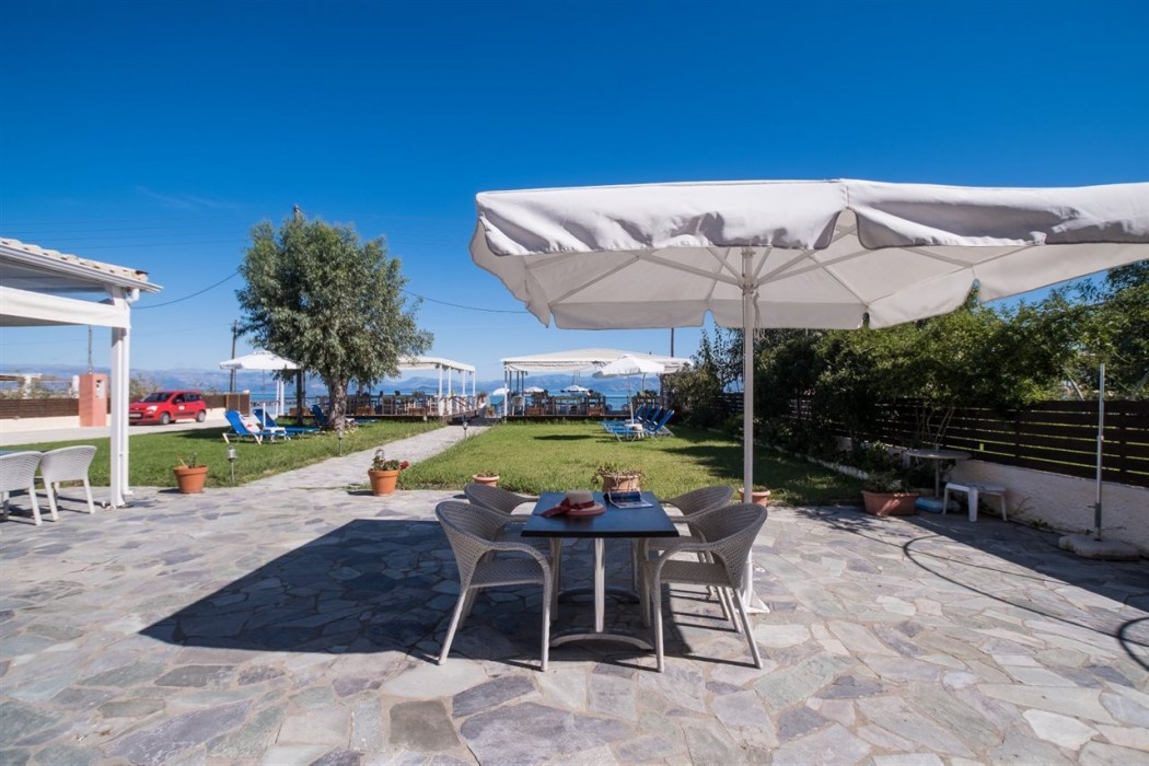 Christina Hotel Petriti 15/16