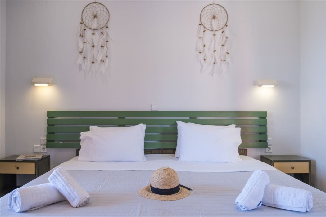 Christina Hotel Petriti 10/16