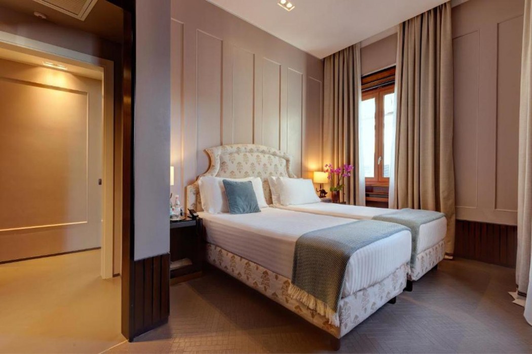 Singer Palace Hotel 5/45