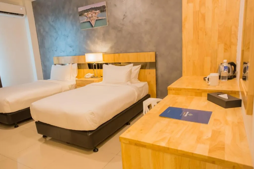 Hotel Adya Express 21/60