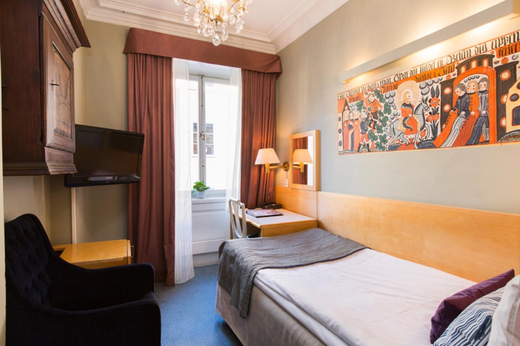 Lady Hamilton Hotel 25/73