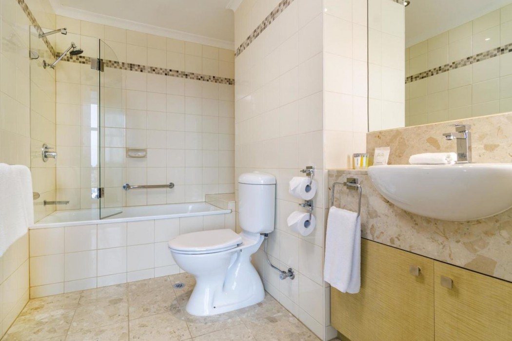 CLARION SUITES GATEWAY 17/44