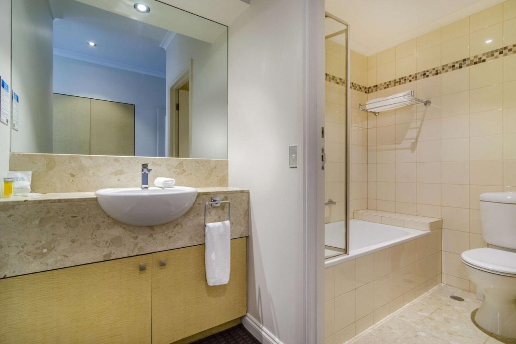 CLARION SUITES GATEWAY 18/44