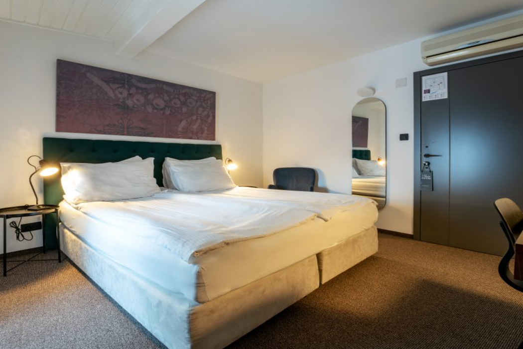 Hotel Mrak 11/94