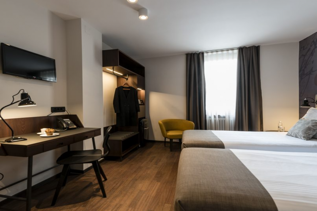 Hotel Mrak 7/94