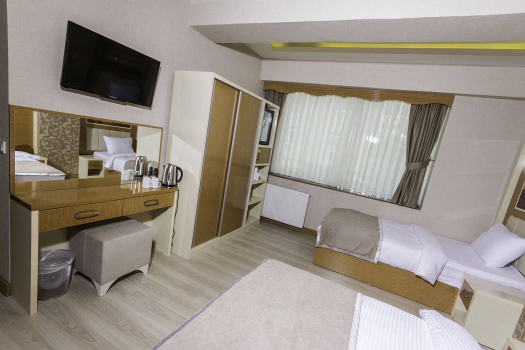 DE MAISON AIRPORT HOTEL 57/63