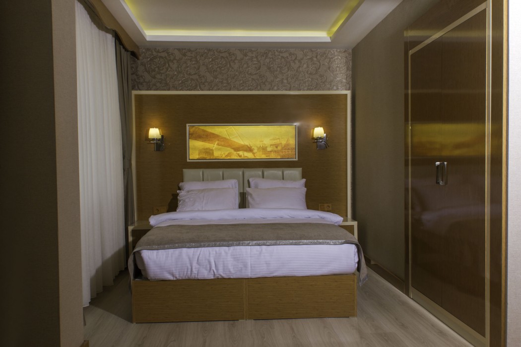 DE MAISON AIRPORT HOTEL 55/63