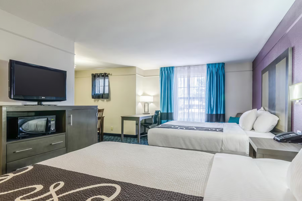La Quinta Inn and Suites by Wyndham Kansas City Airport 12/34
