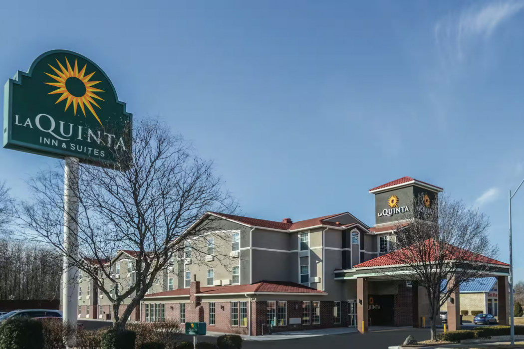 La Quinta Inn and Suites by Wyndham Kansas City Airport 1/34