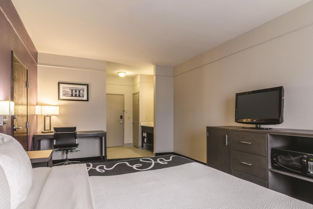 La Quinta Inn and Suites by Wyndham Kansas City Airport 11/34