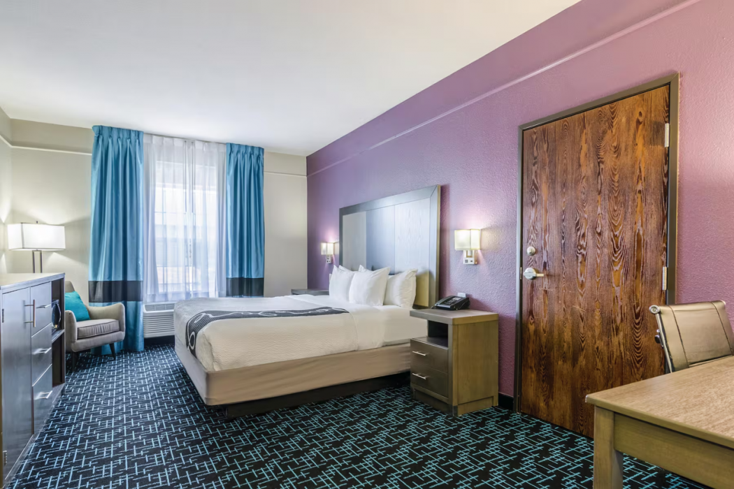 La Quinta Inn and Suites by Wyndham Kansas City Airport 9/34