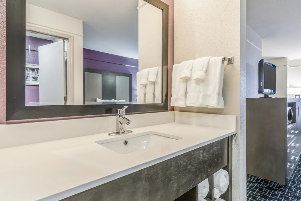 La Quinta Inn and Suites by Wyndham Kansas City Airport 16/34