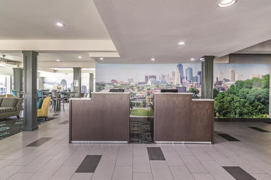 La Quinta Inn and Suites by Wyndham Kansas City Airport 5/34