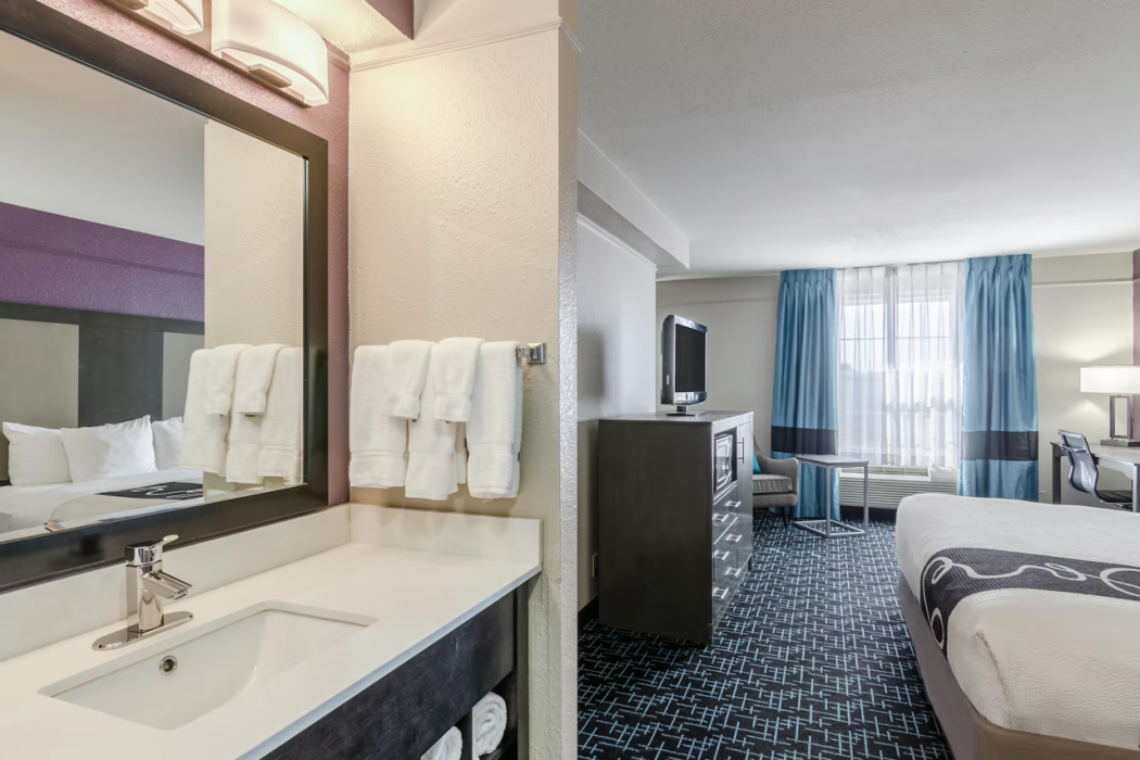 La Quinta Inn and Suites by Wyndham Kansas City Airport 13/34