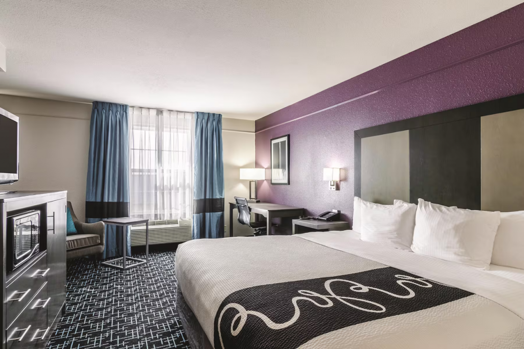 La Quinta Inn and Suites by Wyndham Kansas City Airport 14/34