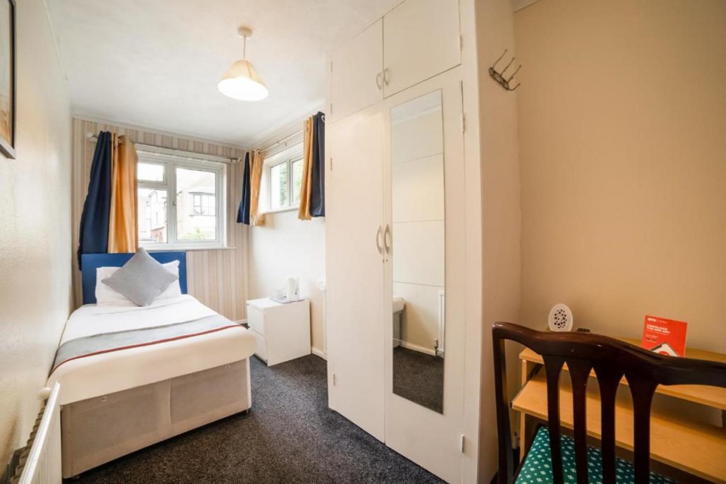 Devine Beach Hotel, Westcliff Southend-On-Sea 20/50
