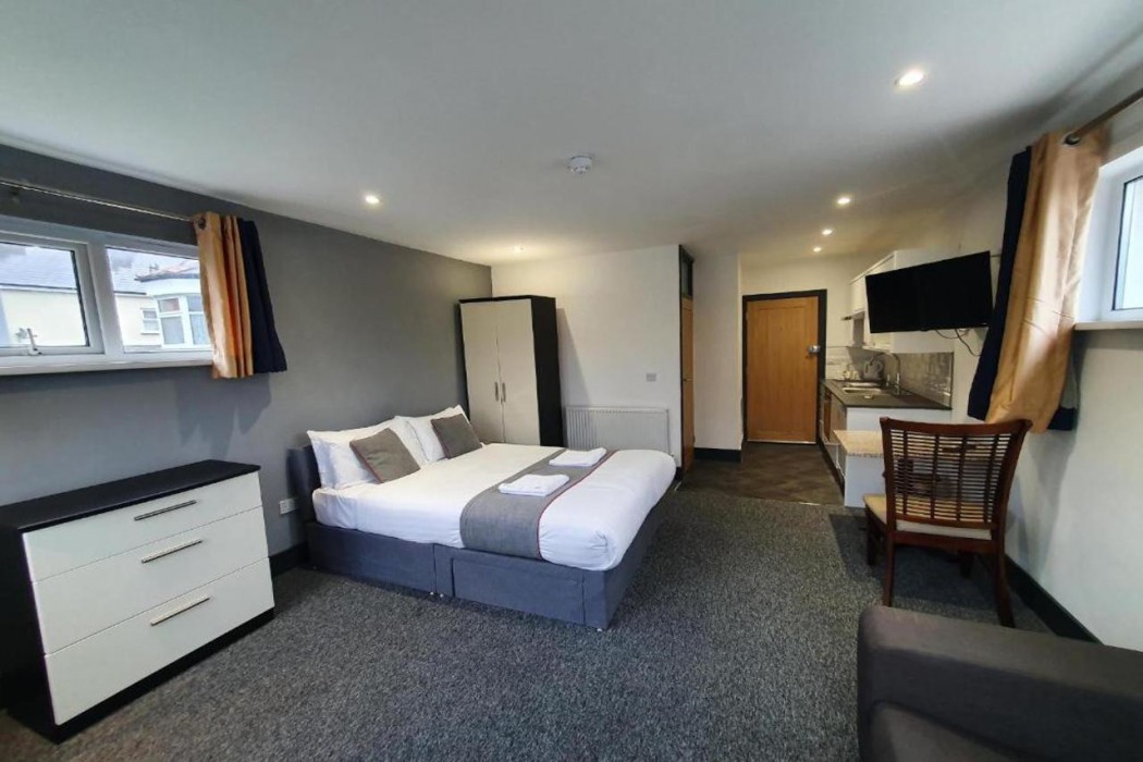 Devine Beach Hotel, Westcliff Southend-On-Sea 11/50