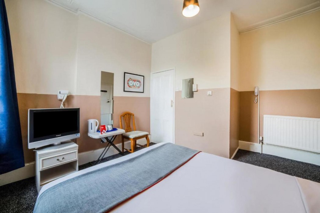 Devine Beach Hotel, Westcliff Southend-On-Sea 12/50