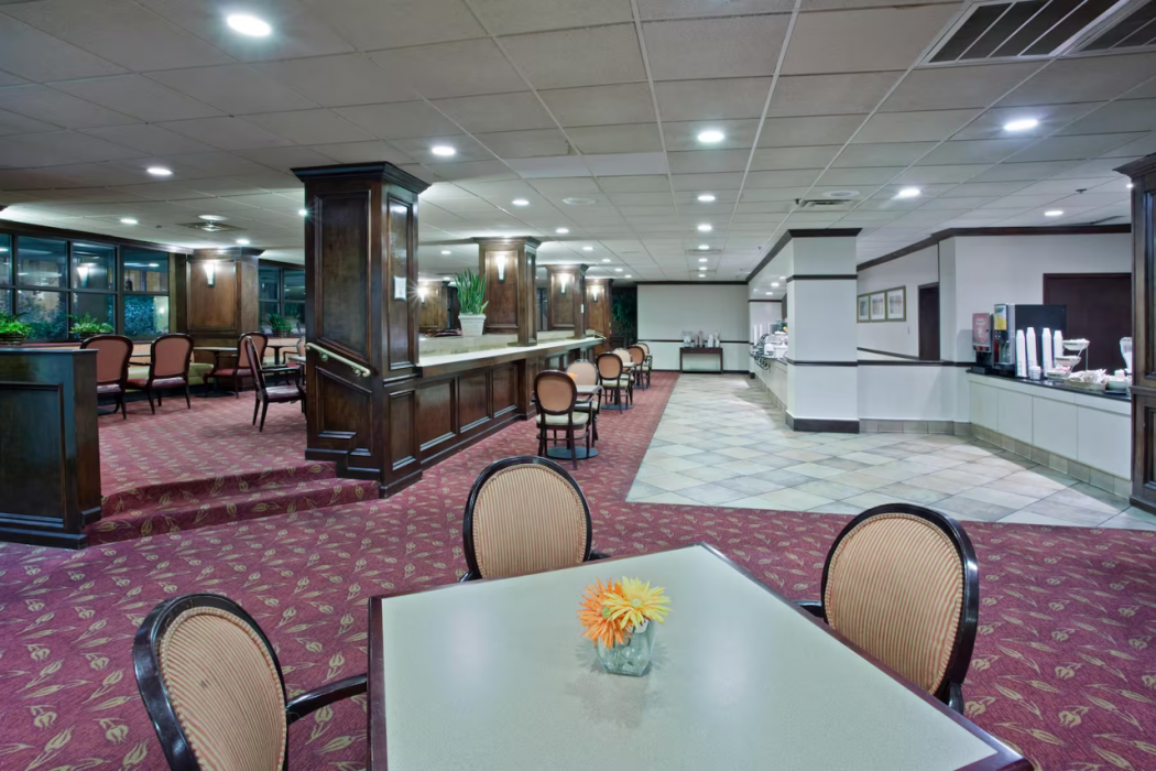 La Quinta Inn & Suites by Wyndham Downtown Conference Center 15/33