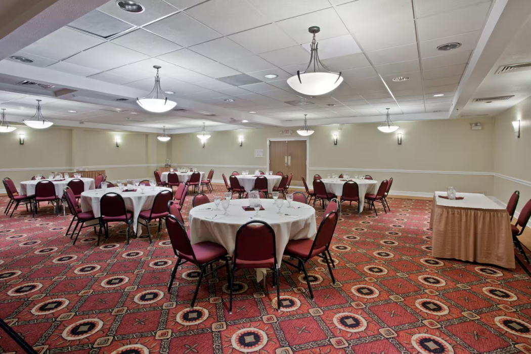 La Quinta Inn & Suites by Wyndham Downtown Conference Center 16/33