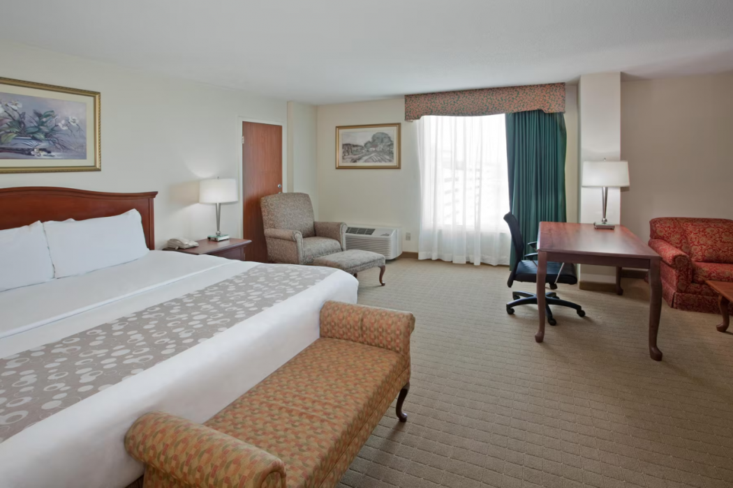 La Quinta Inn & Suites by Wyndham Downtown Conference Center 11/33