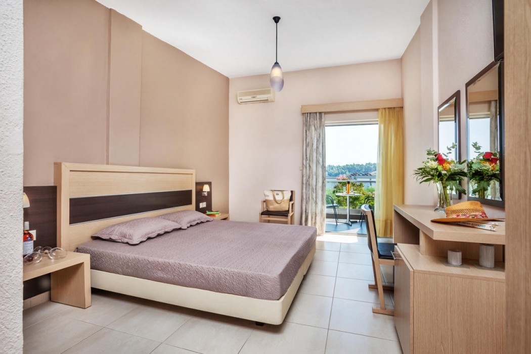 Iris Hotel 11/107
