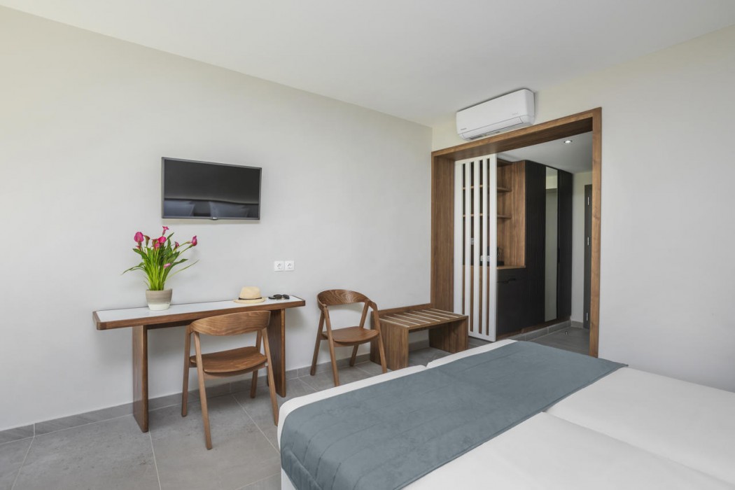 Iris Hotel 15/107