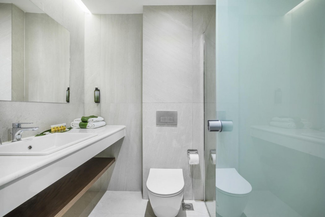 Iris Hotel 12/107