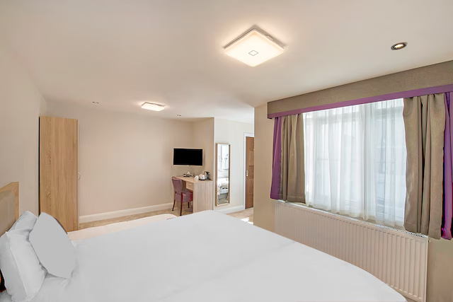 OYO Townhouse 30 Sussex Hotel, London Paddington 15/38