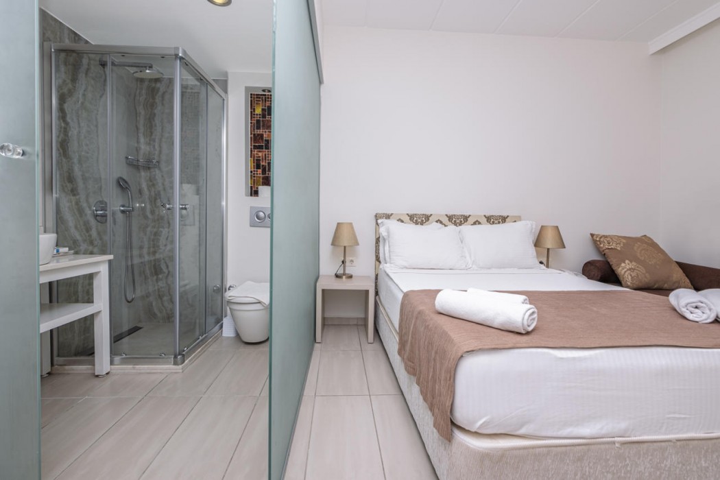 Babana Hotel 10/83