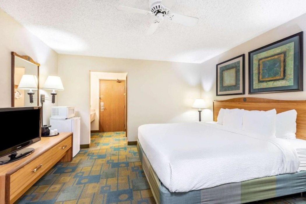 La Quinta Inn & Suites by Wyndham El Paso East 12/37