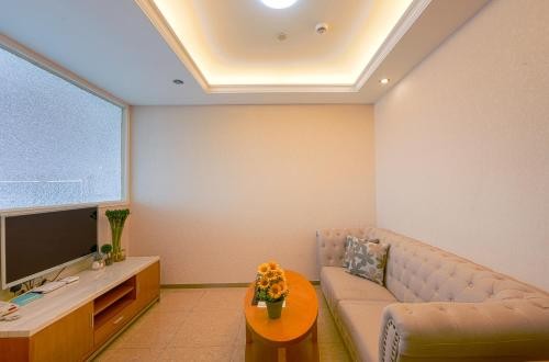Yujiangyuan Weifudun Apartment (Guangzhou Beijing Road Metro Station) 6/7