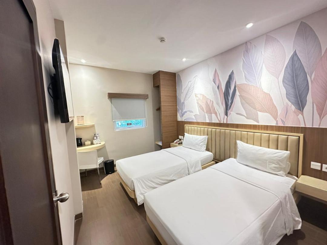 COLOR TWIN BED ROOM