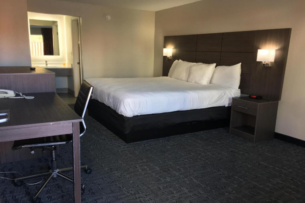 Days Inn and Suites by Wyndham Charleston Airport West 8/13