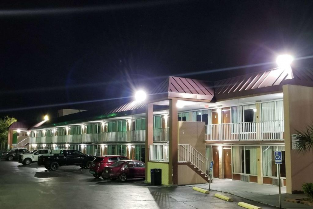 Days Inn and Suites by Wyndham Charleston Airport West 1/13