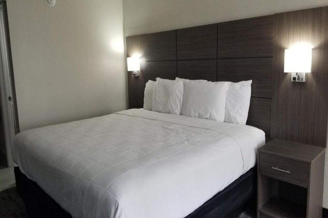 Days Inn and Suites by Wyndham Charleston Airport West 9/13
