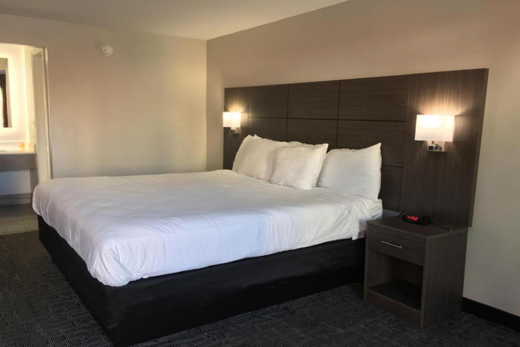 Days Inn and Suites by Wyndham Charleston Airport West 7/13