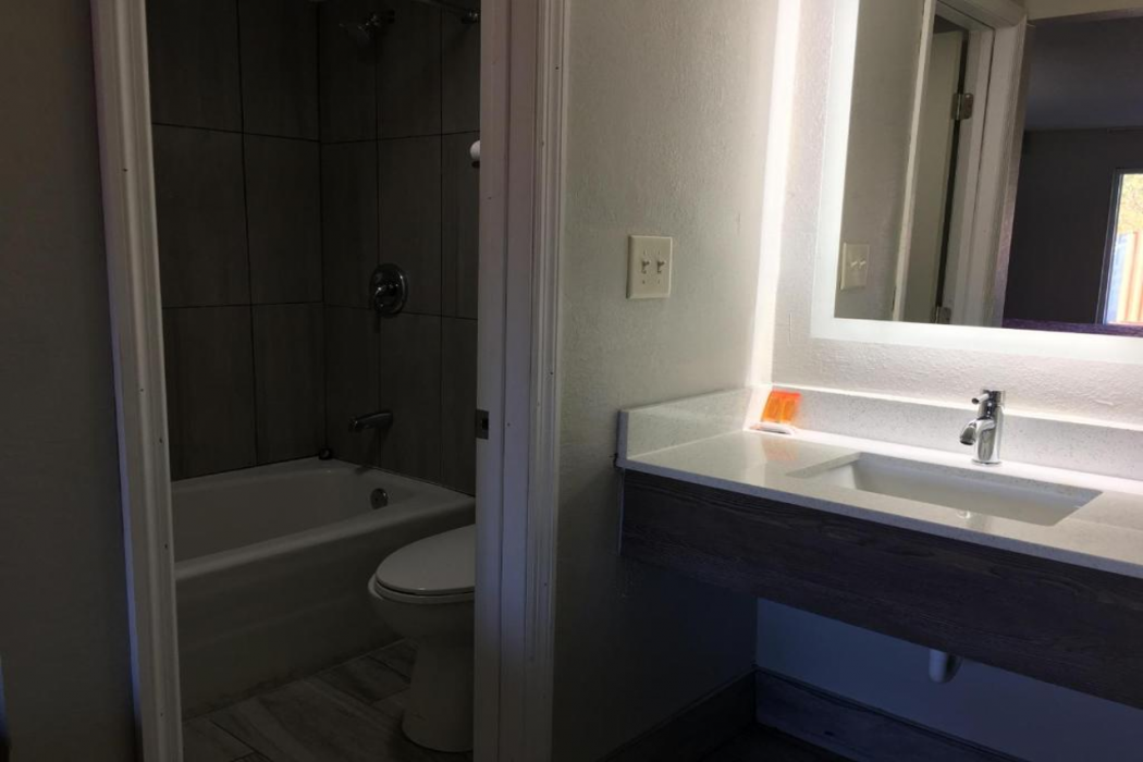 Days Inn and Suites by Wyndham Charleston Airport West 12/13