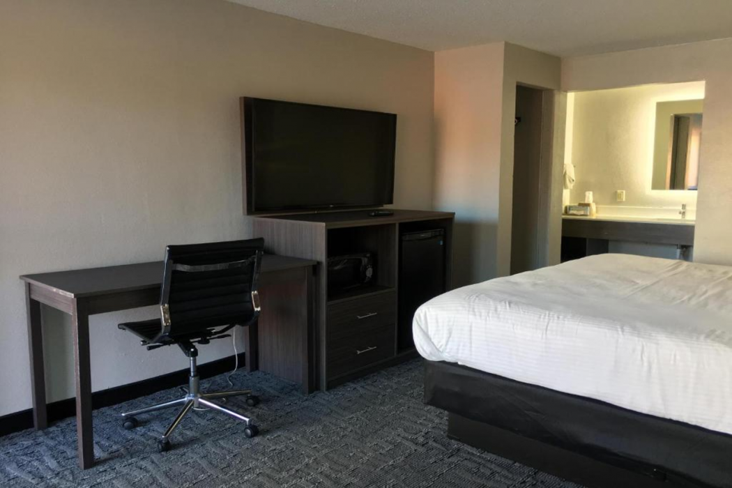 Days Inn and Suites by Wyndham Charleston Airport West 5/13