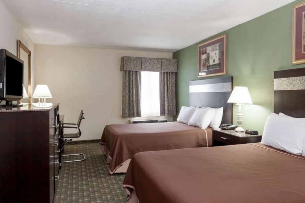 Howard Johnson by Wyndham Newark Airport 8/21