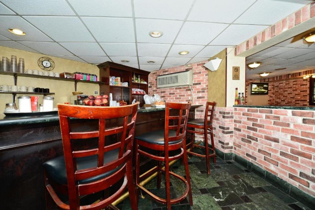 Howard Johnson by Wyndham Newark Airport 13/21